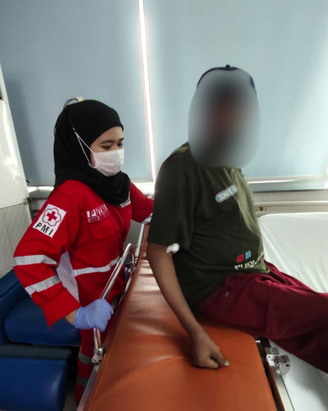 Bantu Pemulihan Warga, Tim Ambulans PMI Jakarta Barat Antar Pasien Pascarawat Kembali ke Rumah